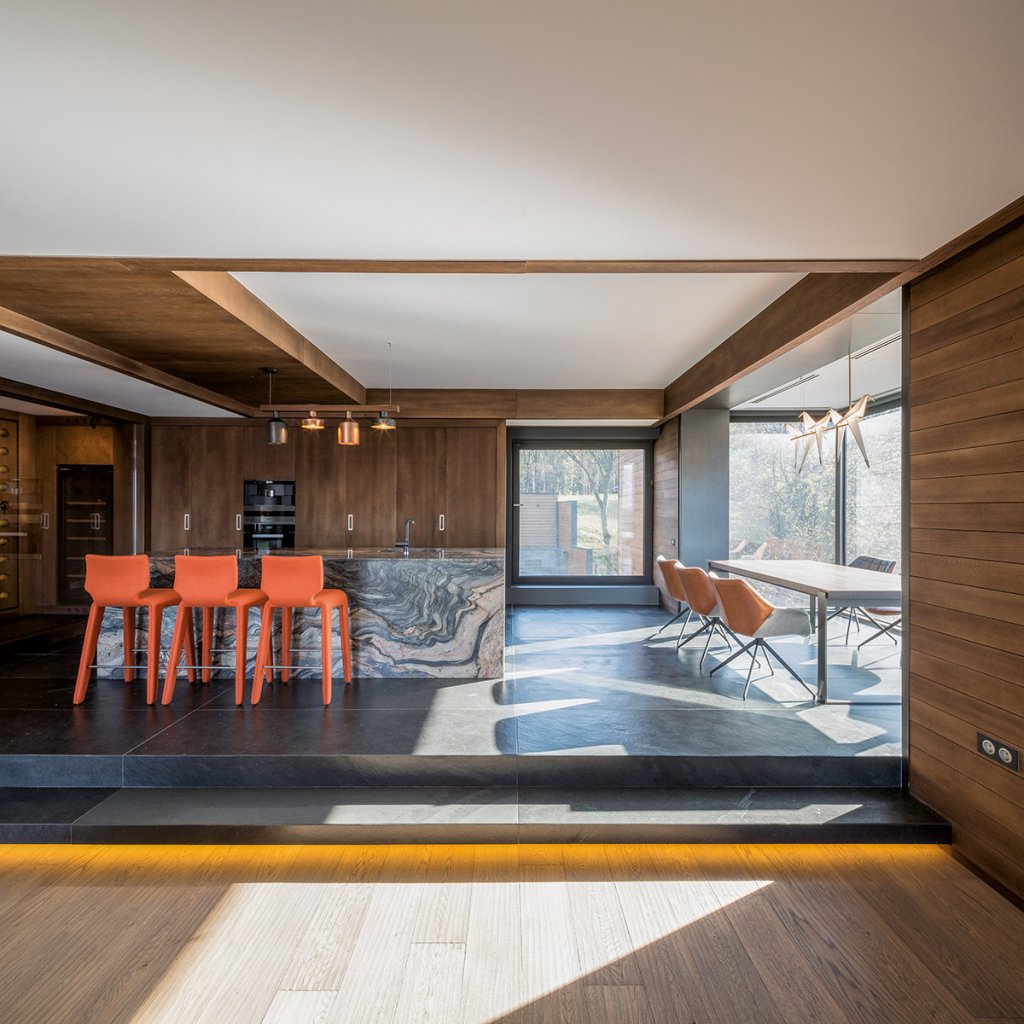 Lumină și intimitate: un apartament la înălțime