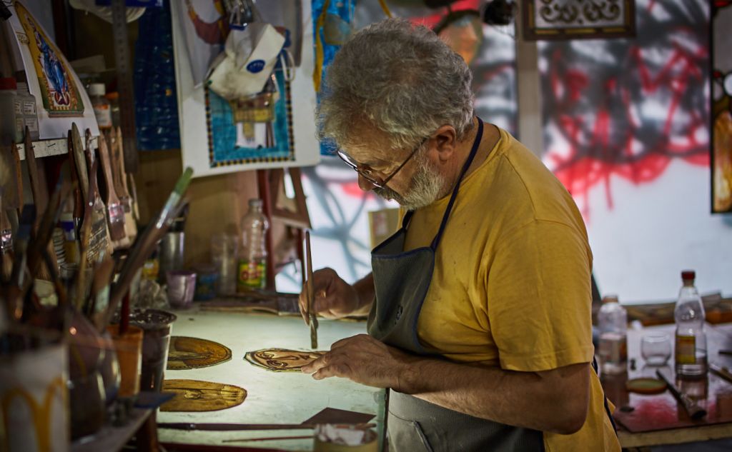 Pe cât de fragil, pe atât de frumos: vizită la atelierul de sticlărie al lui Lucian Butucariu